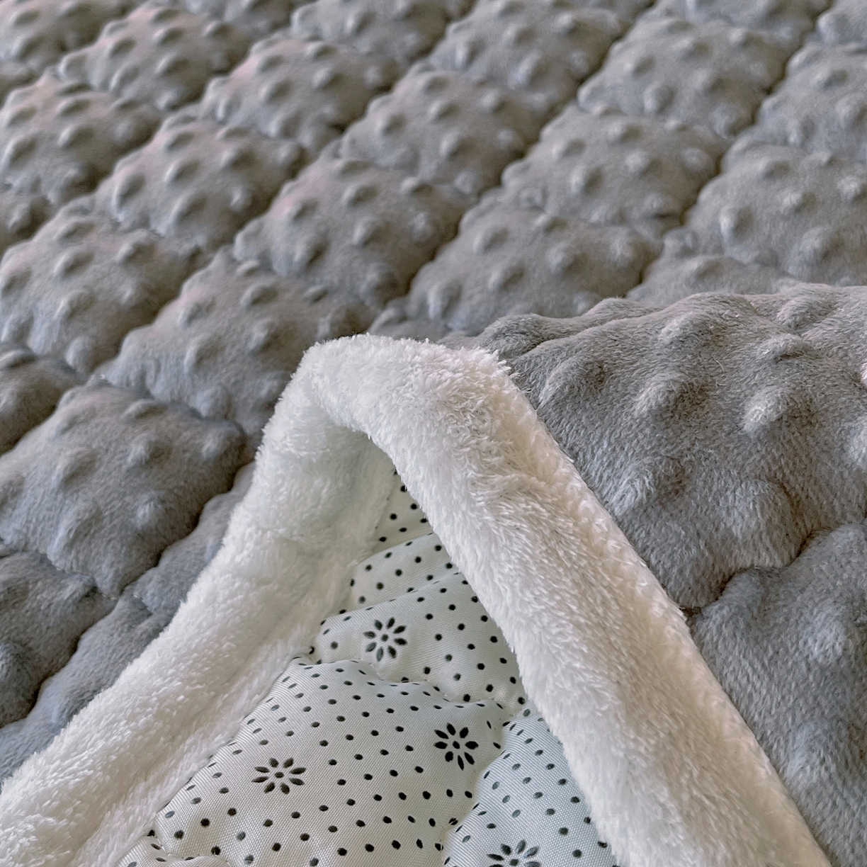 91家纺网 家纺一手货源 找家纺 金鑫汇家纺 2025秋冬纯色豆豆绒床褥垫系列-成人床 成人床豆豆绒床褥垫灰色