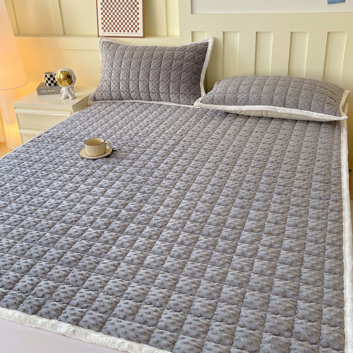 91家纺网 家纺一手货源 找家纺 金鑫汇家纺 2025秋冬纯色豆豆绒床褥垫系列-成人床 成人床豆豆绒床褥垫灰色