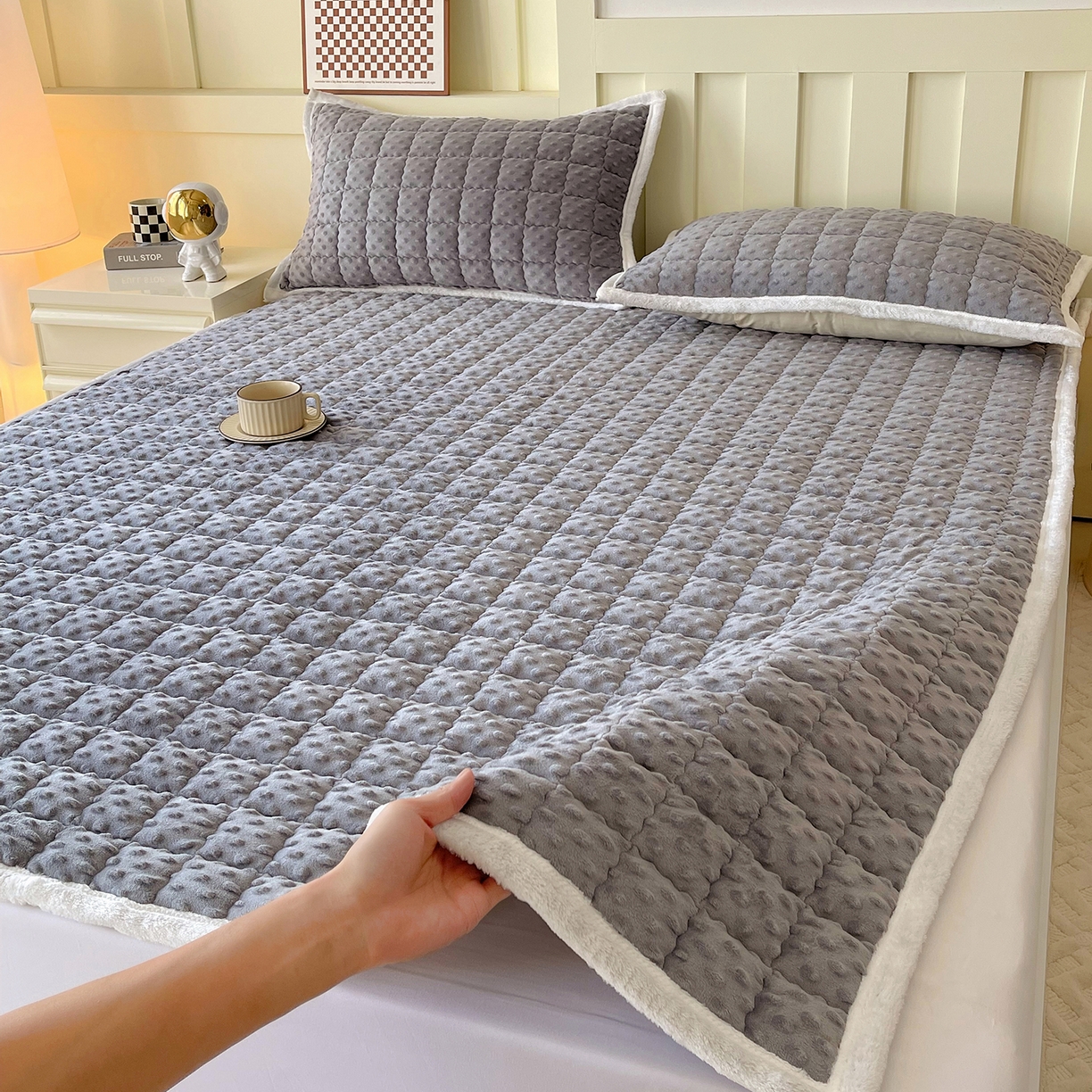 91家纺网 家纺一手货源 找家纺 金鑫汇家纺 2025秋冬纯色豆豆绒床褥垫系列-成人床 成人床豆豆绒床褥垫灰色