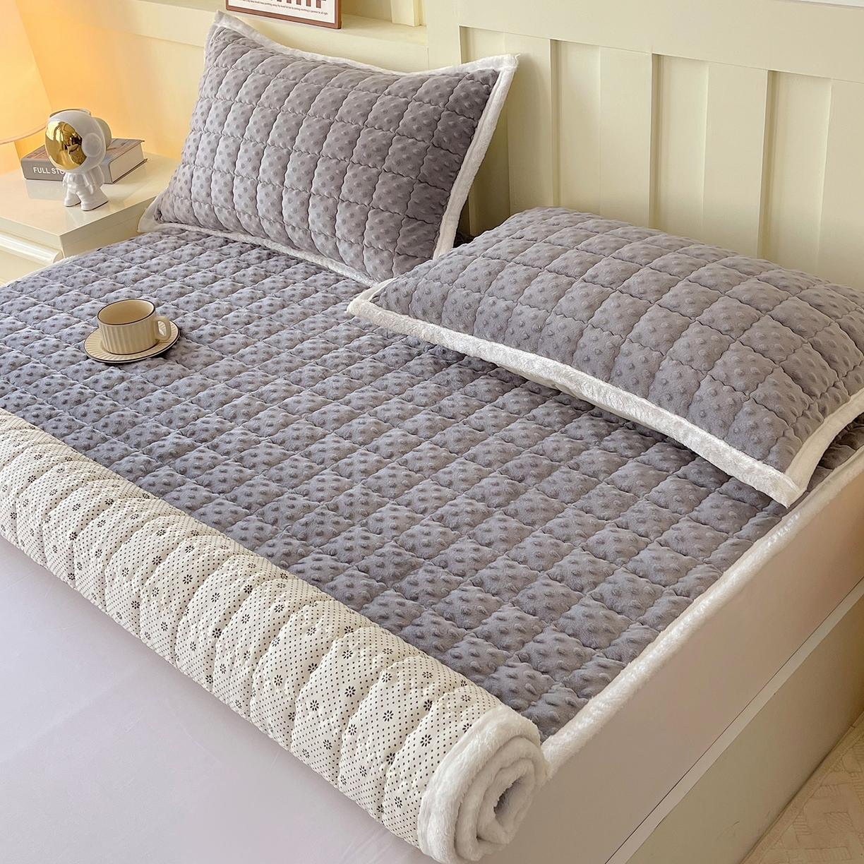 91家纺网 家纺一手货源 找家纺 金鑫汇家纺 2025秋冬纯色豆豆绒床褥垫系列-成人床 成人床豆豆绒床褥垫灰色