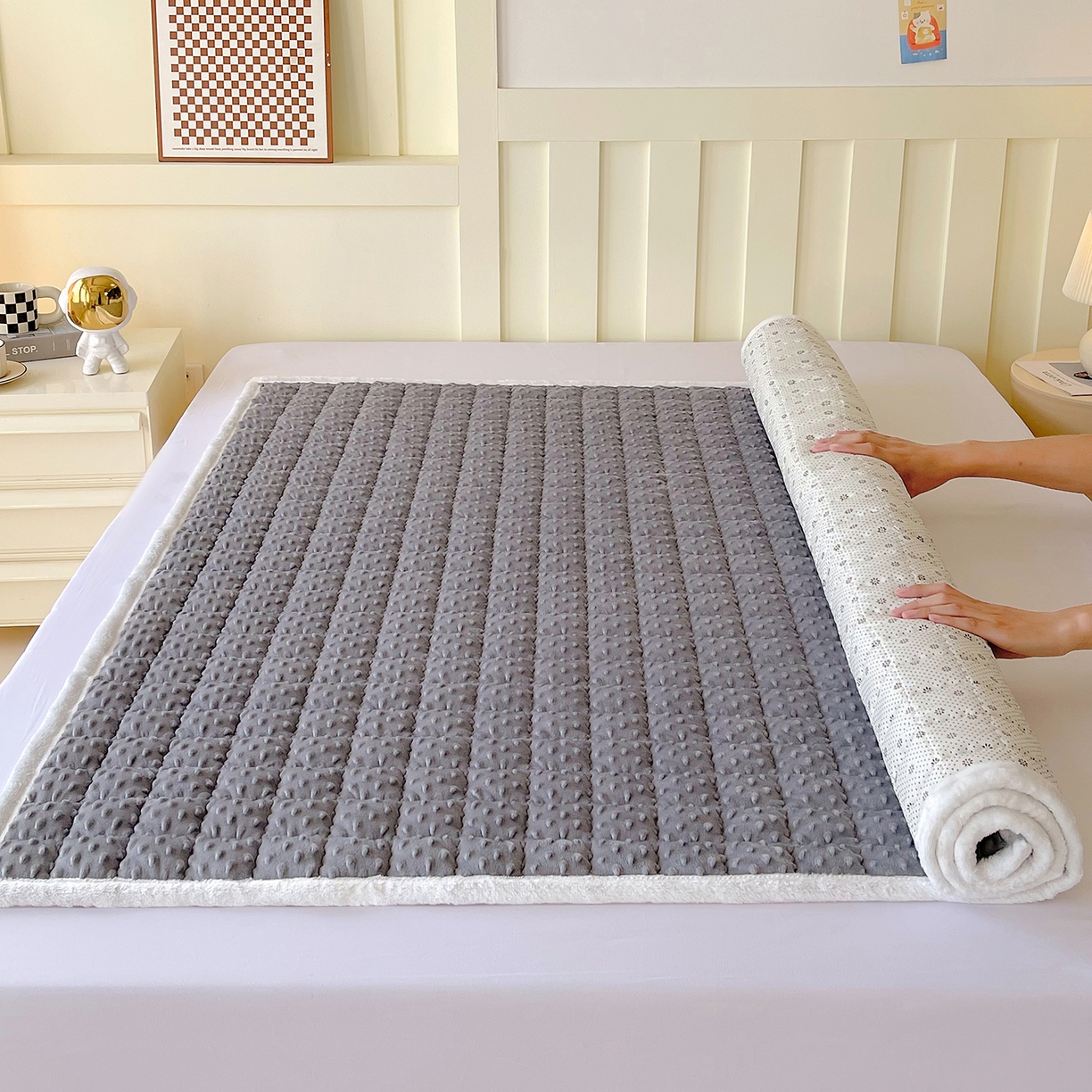 91家纺网 家纺一手货源 找家纺 金鑫汇家纺 2025秋冬纯色豆豆绒床褥垫系列-成人床 成人床豆豆绒床褥垫灰色