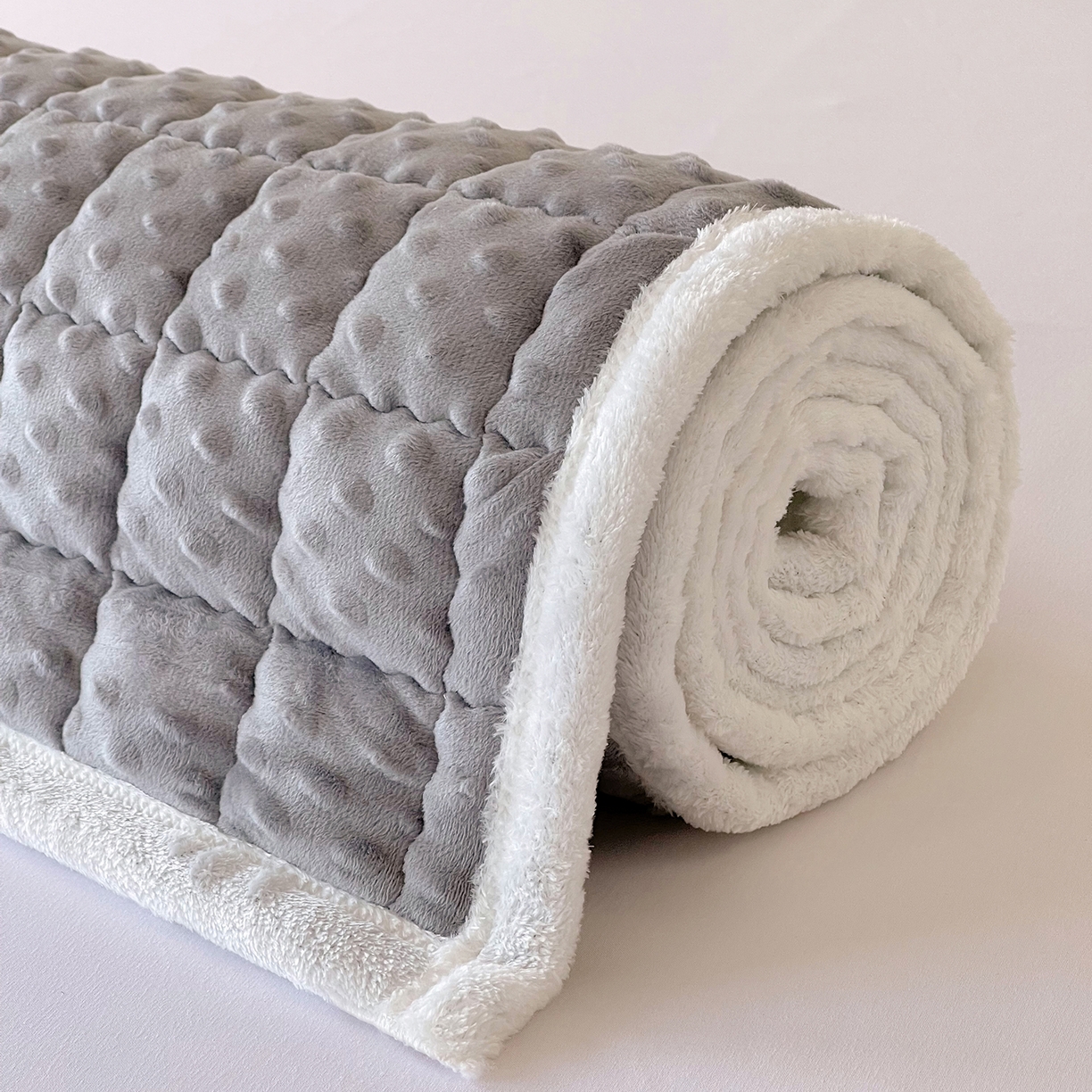 91家纺网 家纺一手货源 找家纺 金鑫汇家纺 2025秋冬纯色豆豆绒床褥垫系列-成人床 成人床豆豆绒床褥垫灰色