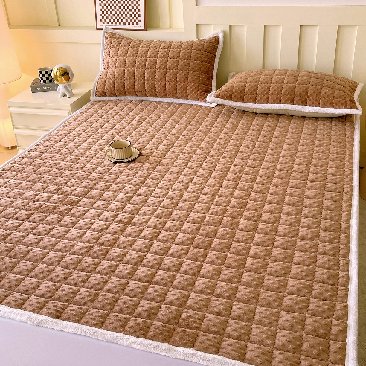 91家纺网 家纺一手货源 找家纺 金鑫汇家纺 2025秋冬纯色豆豆绒床褥垫系列-成人床 成人床豆豆绒床褥垫咖色