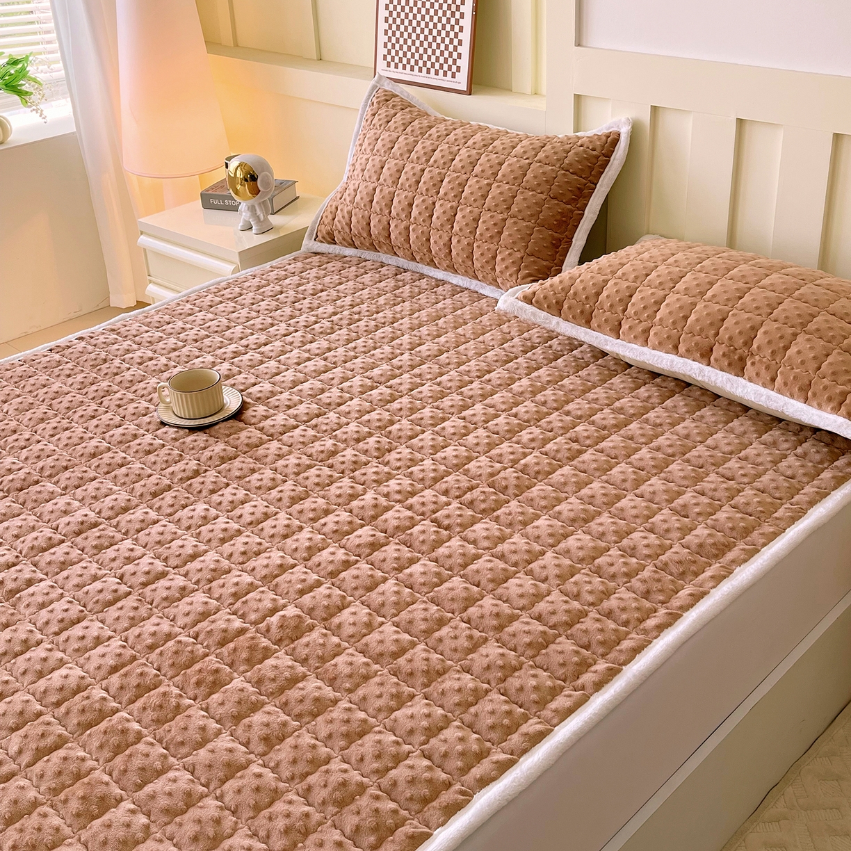 91家纺网 家纺一手货源 找家纺 金鑫汇家纺 2025秋冬纯色豆豆绒床褥垫系列-成人床 成人床豆豆绒床褥垫咖色