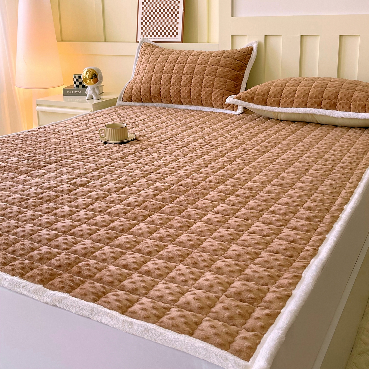 91家纺网 家纺一手货源 找家纺 金鑫汇家纺 2025秋冬纯色豆豆绒床褥垫系列-成人床 成人床豆豆绒床褥垫咖色