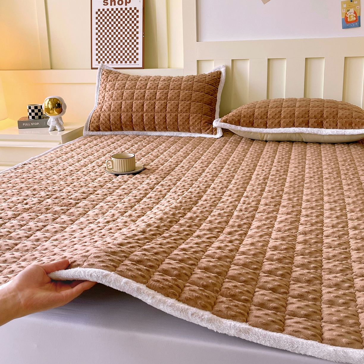 91家纺网 家纺一手货源 找家纺 金鑫汇家纺 2025秋冬纯色豆豆绒床褥垫系列-成人床 成人床豆豆绒床褥垫咖色