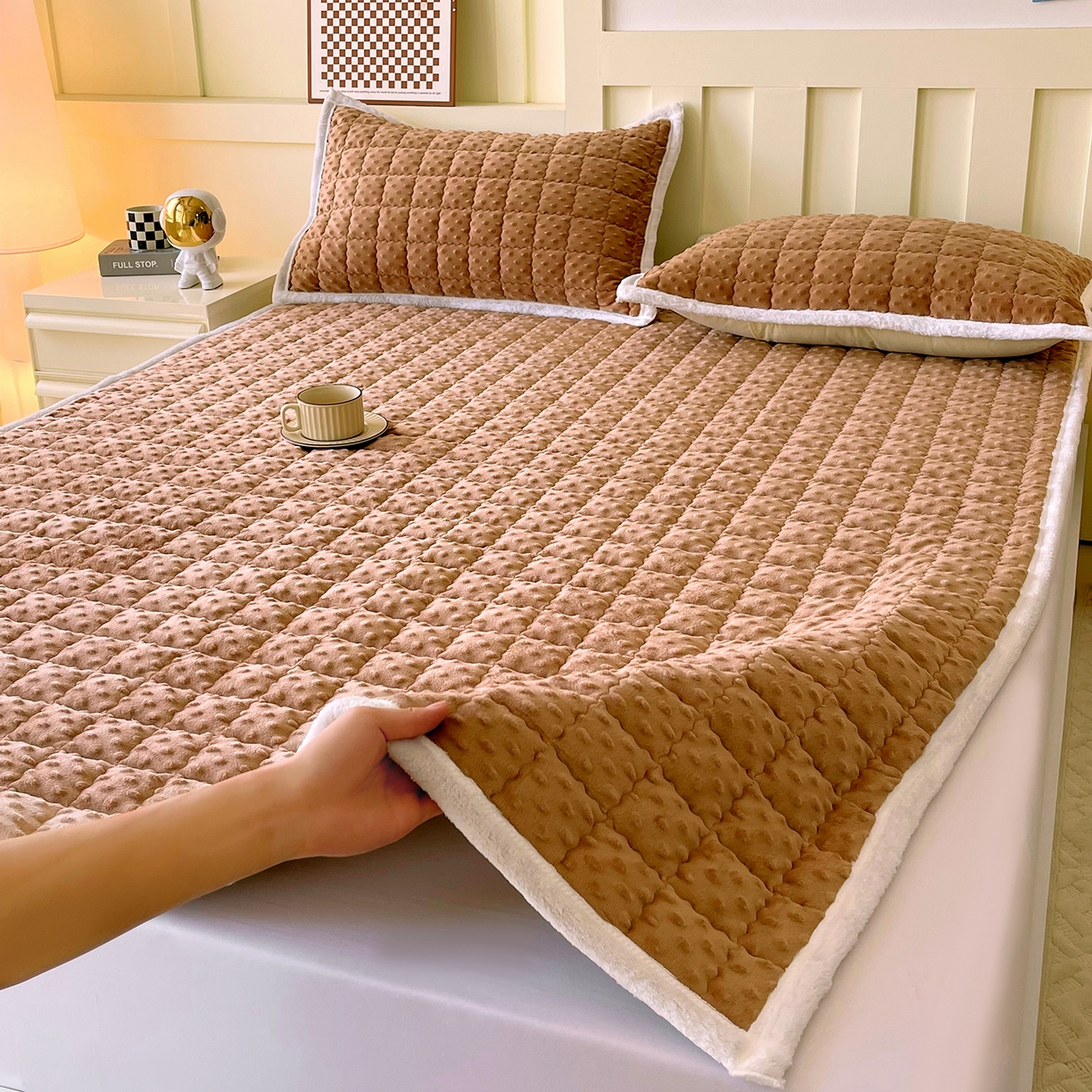 91家纺网 家纺一手货源 找家纺 金鑫汇家纺 2025秋冬纯色豆豆绒床褥垫系列-成人床 成人床豆豆绒床褥垫咖色