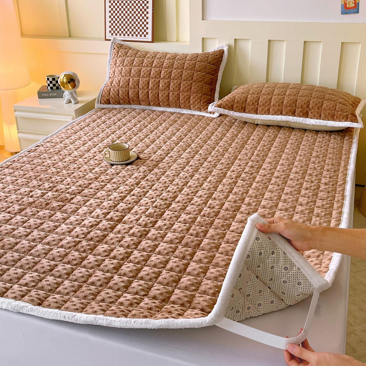 91家纺网 家纺一手货源 找家纺 金鑫汇家纺 2025秋冬纯色豆豆绒床褥垫系列-成人床 成人床豆豆绒床褥垫咖色