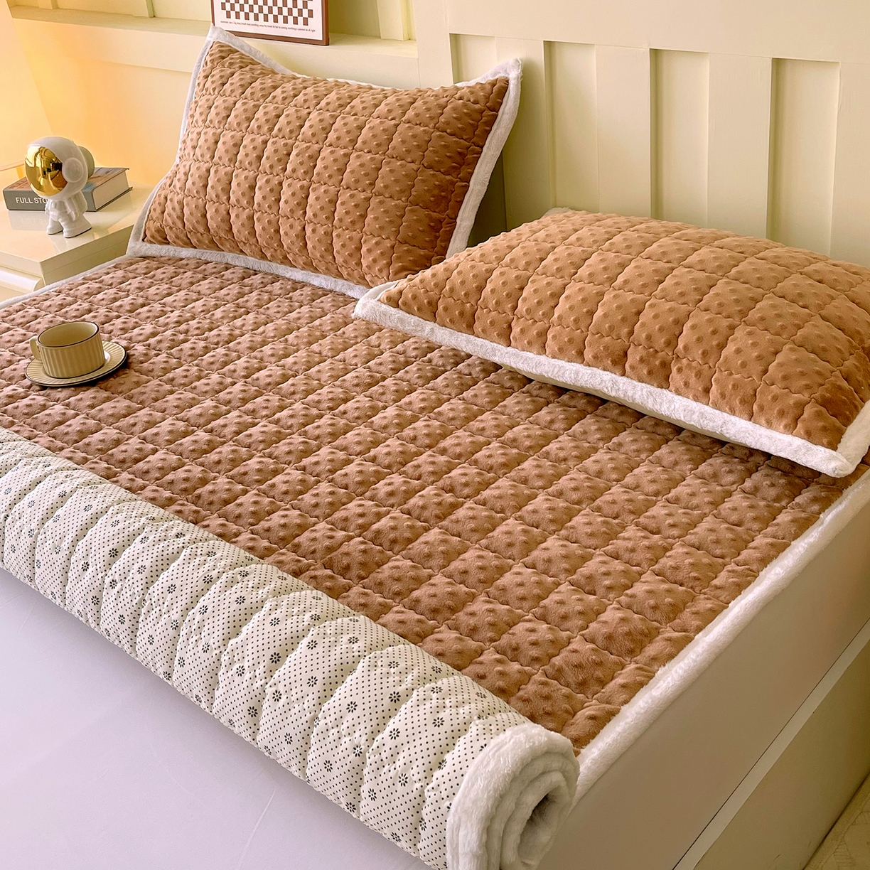 91家纺网 家纺一手货源 找家纺 金鑫汇家纺 2025秋冬纯色豆豆绒床褥垫系列-成人床 成人床豆豆绒床褥垫咖色