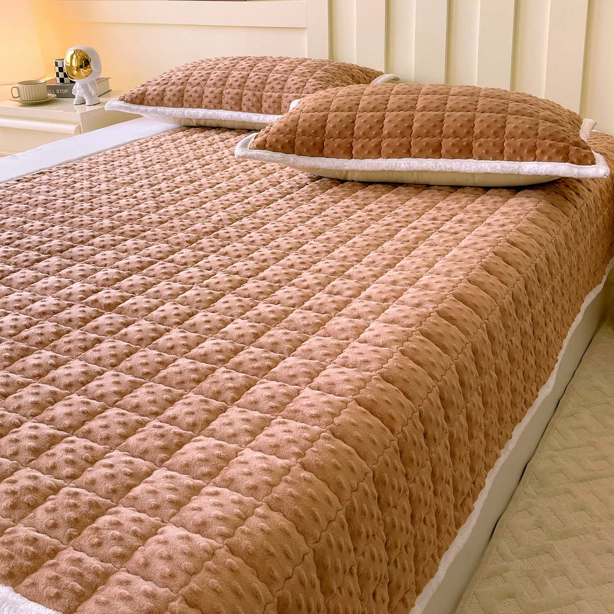 91家纺网 家纺一手货源 找家纺 金鑫汇家纺 2025秋冬纯色豆豆绒床褥垫系列-成人床 成人床豆豆绒床褥垫咖色