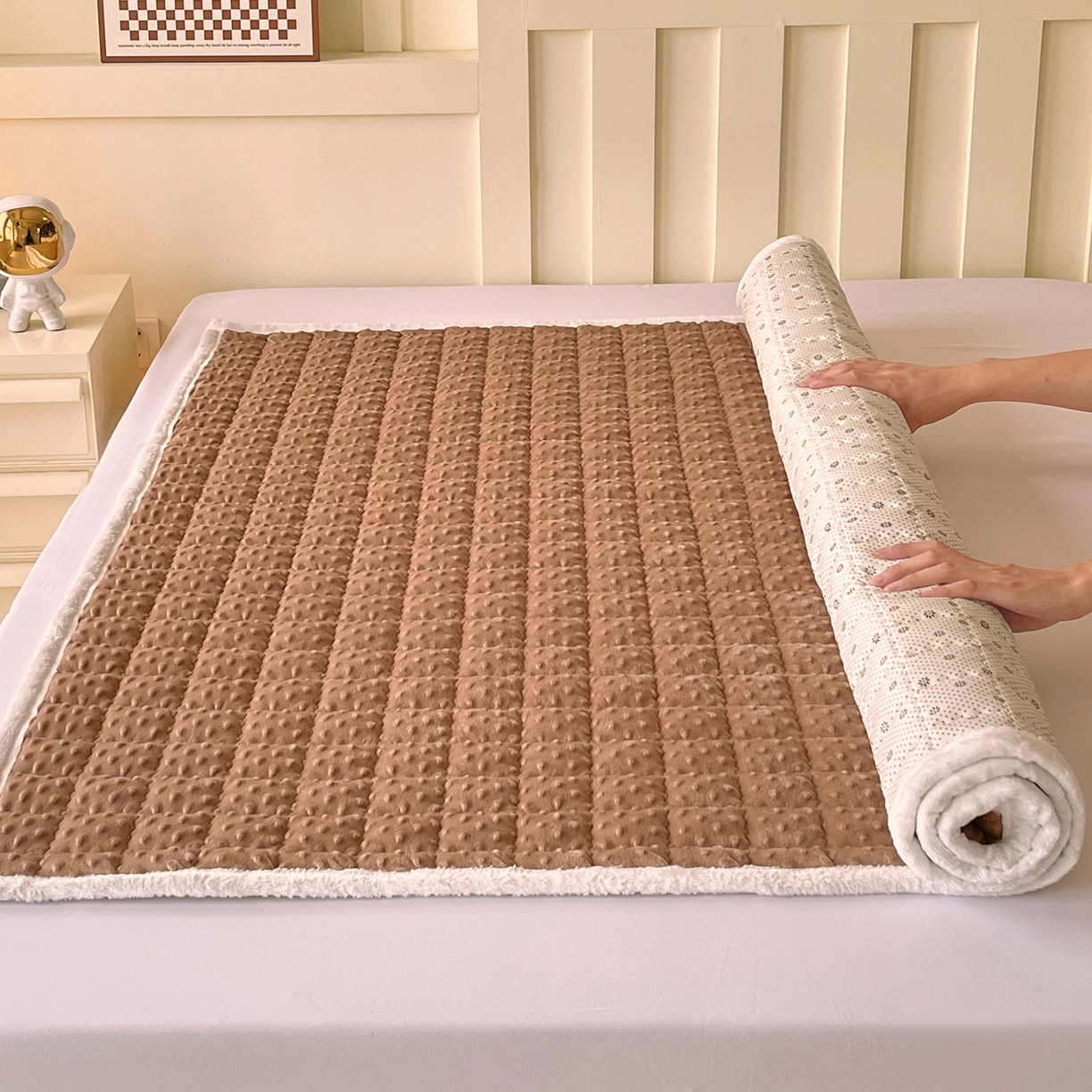 91家纺网 家纺一手货源 找家纺 金鑫汇家纺 2025秋冬纯色豆豆绒床褥垫系列-成人床 成人床豆豆绒床褥垫咖色