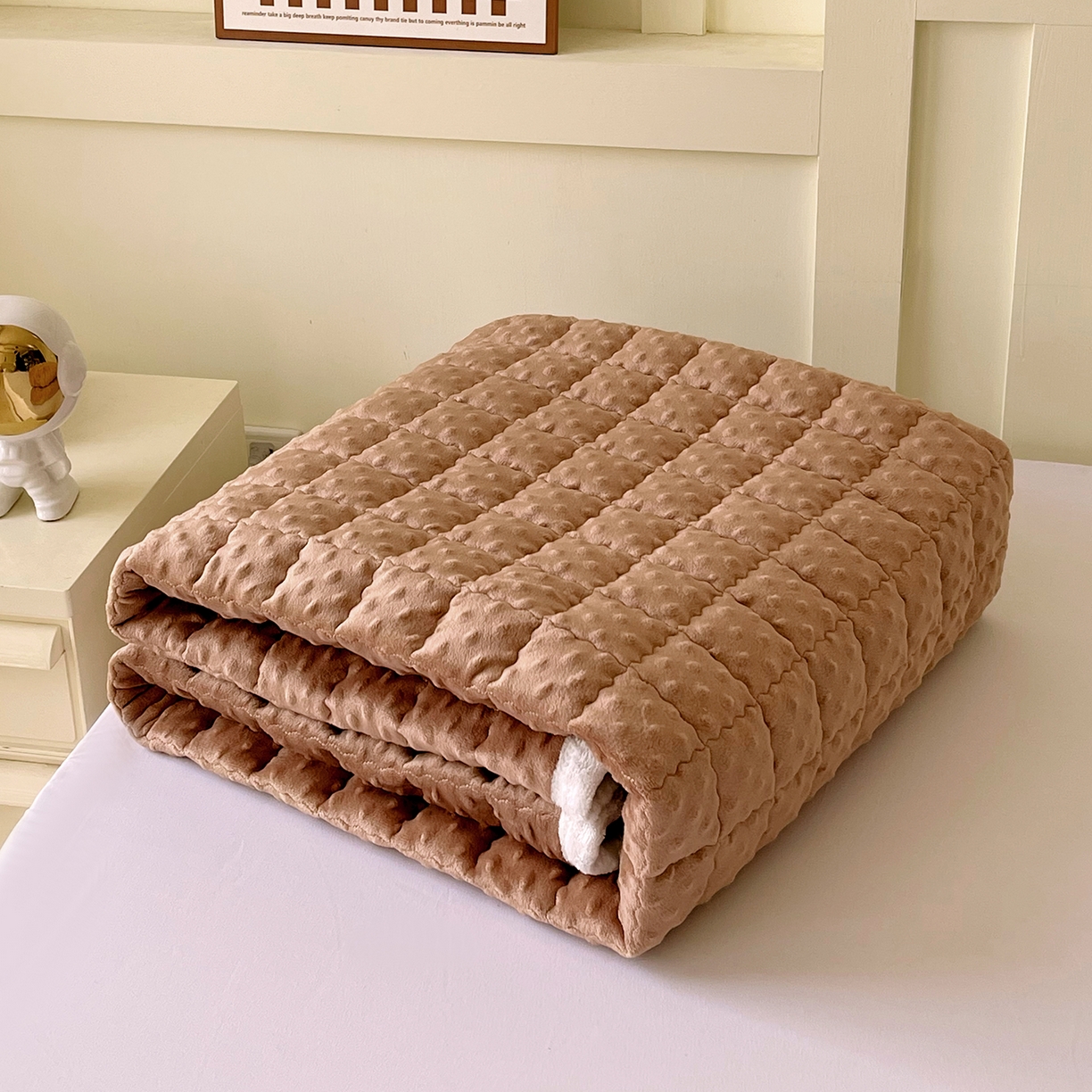 91家纺网 家纺一手货源 找家纺 金鑫汇家纺 2025秋冬纯色豆豆绒床褥垫系列-成人床 成人床豆豆绒床褥垫咖色