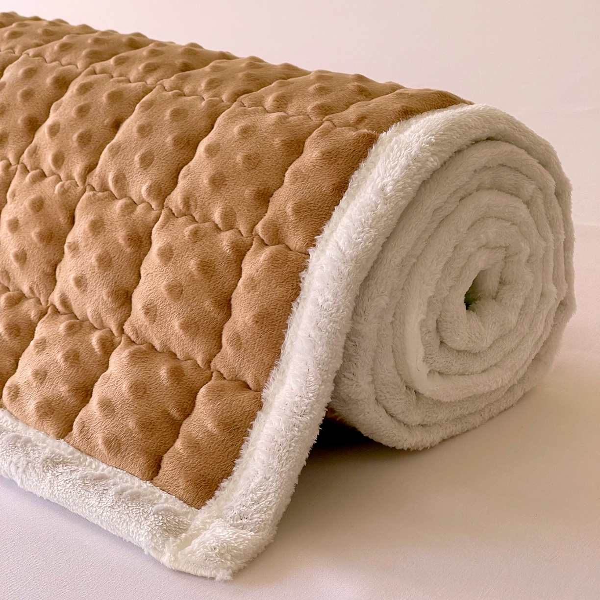 91家纺网 家纺一手货源 找家纺 金鑫汇家纺 2025秋冬纯色豆豆绒床褥垫系列-成人床 成人床豆豆绒床褥垫咖色