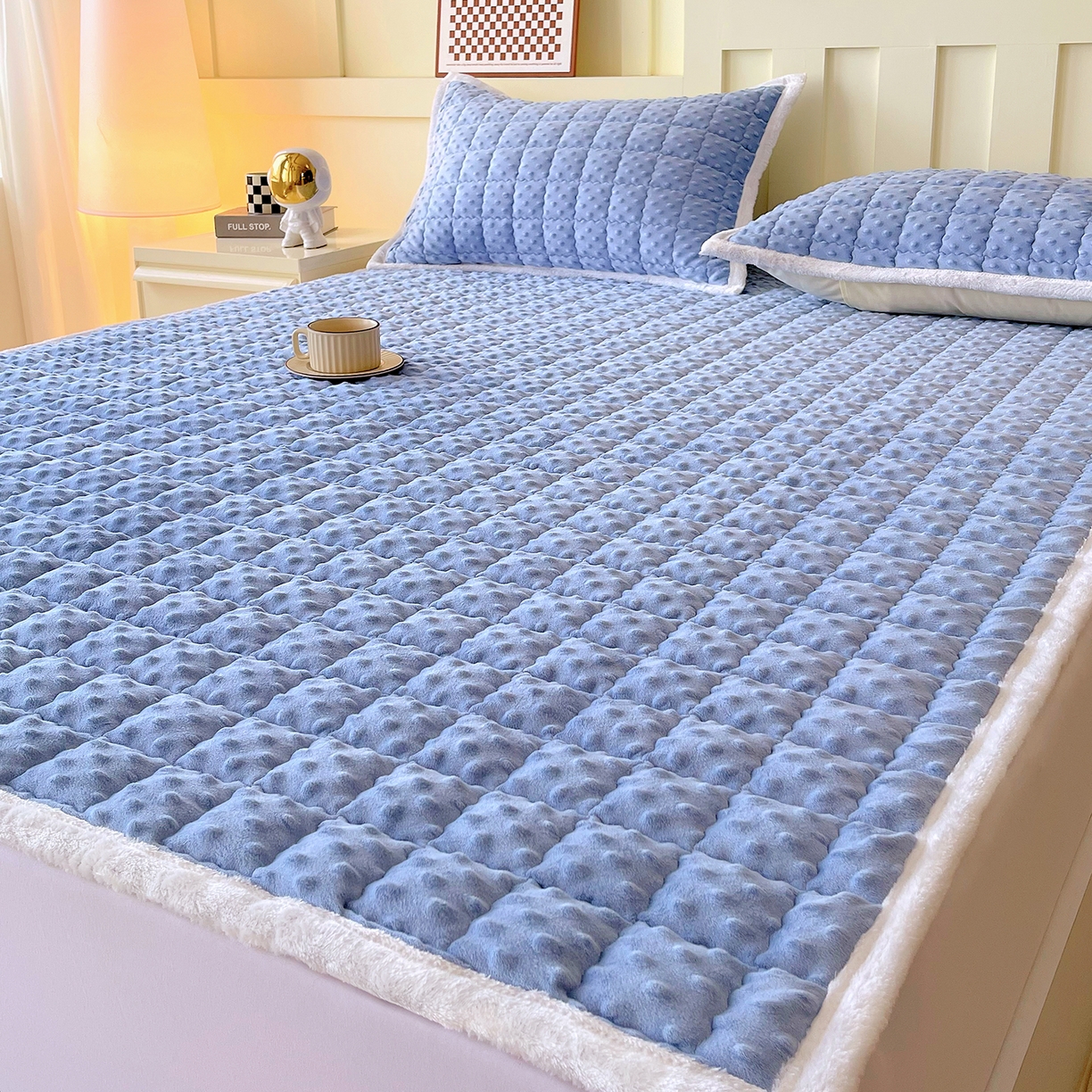 91家纺网 家纺一手货源 找家纺 金鑫汇家纺 2025秋冬纯色豆豆绒床褥垫系列-成人床 成人床豆豆绒床褥垫蓝色