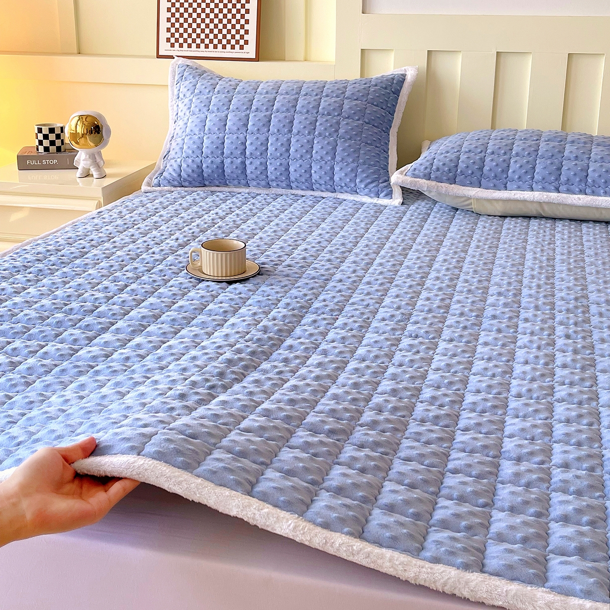 91家纺网 家纺一手货源 找家纺 金鑫汇家纺 2025秋冬纯色豆豆绒床褥垫系列-成人床 成人床豆豆绒床褥垫蓝色