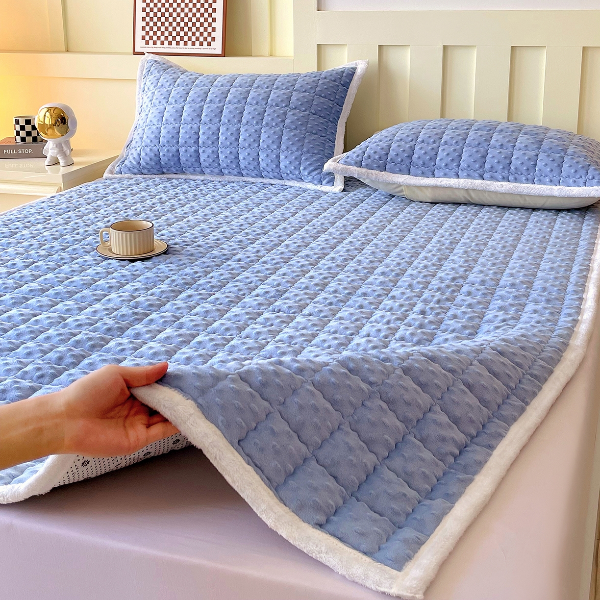 91家纺网 家纺一手货源 找家纺 金鑫汇家纺 2025秋冬纯色豆豆绒床褥垫系列-成人床 成人床豆豆绒床褥垫蓝色