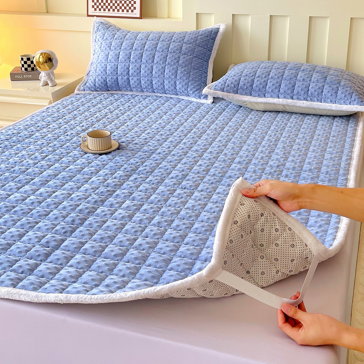 91家纺网 家纺一手货源 找家纺 金鑫汇家纺 2025秋冬纯色豆豆绒床褥垫系列-成人床 成人床豆豆绒床褥垫蓝色