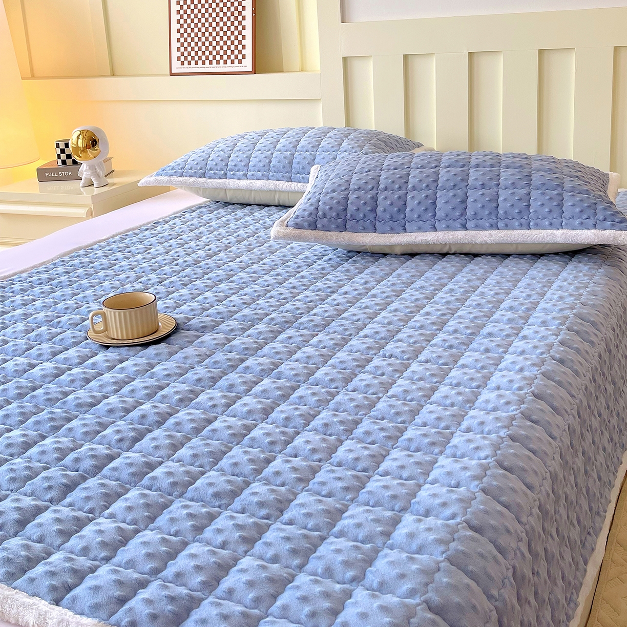 91家纺网 家纺一手货源 找家纺 金鑫汇家纺 2025秋冬纯色豆豆绒床褥垫系列-成人床 成人床豆豆绒床褥垫蓝色