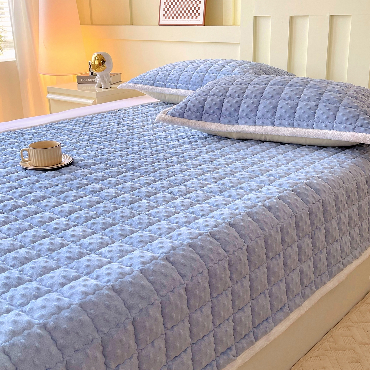 91家纺网 家纺一手货源 找家纺 金鑫汇家纺 2025秋冬纯色豆豆绒床褥垫系列-成人床 成人床豆豆绒床褥垫蓝色