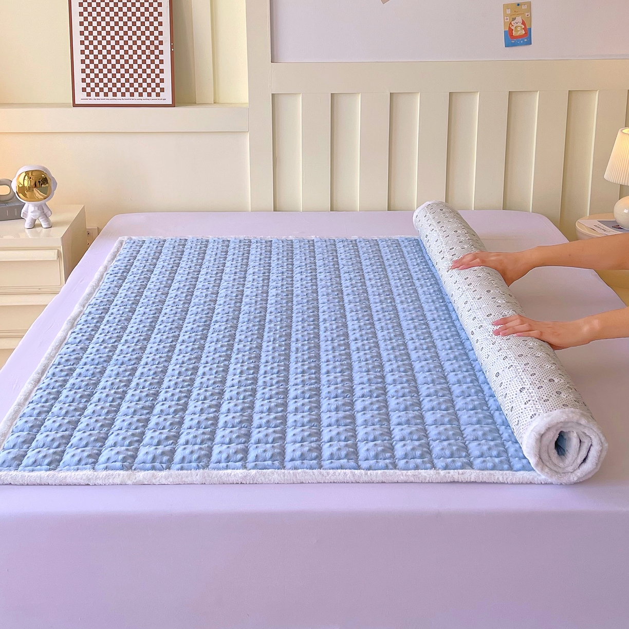 91家纺网 家纺一手货源 找家纺 金鑫汇家纺 2025秋冬纯色豆豆绒床褥垫系列-成人床 成人床豆豆绒床褥垫蓝色