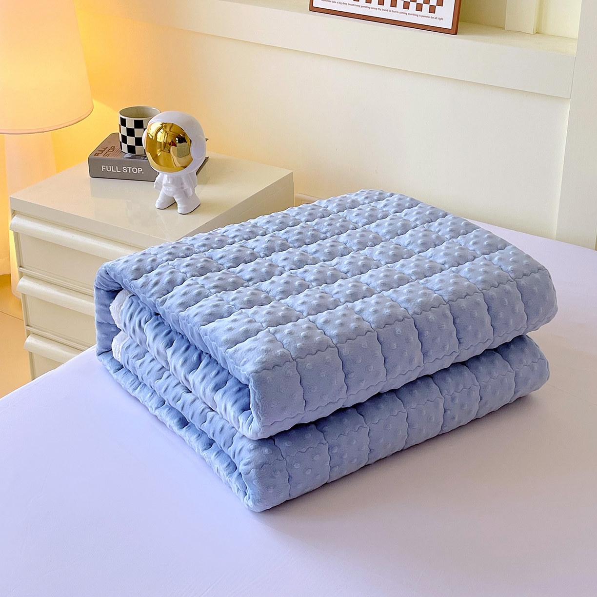 91家纺网 家纺一手货源 找家纺 金鑫汇家纺 2025秋冬纯色豆豆绒床褥垫系列-成人床 成人床豆豆绒床褥垫蓝色