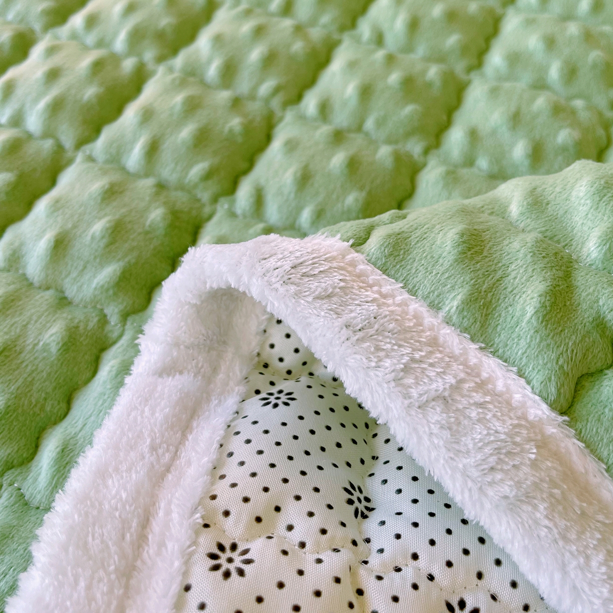 91家纺网 家纺一手货源 找家纺 金鑫汇家纺 2025秋冬纯色豆豆绒床褥垫系列-成人床 成人床豆豆绒床褥垫绿色