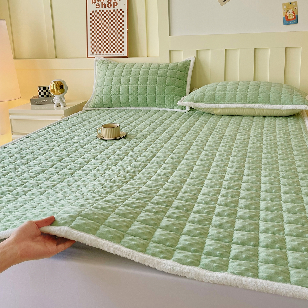91家纺网 家纺一手货源 找家纺 金鑫汇家纺 2025秋冬纯色豆豆绒床褥垫系列-成人床 成人床豆豆绒床褥垫绿色