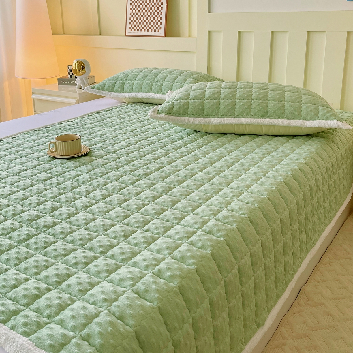 91家纺网 家纺一手货源 找家纺 金鑫汇家纺 2025秋冬纯色豆豆绒床褥垫系列-成人床 成人床豆豆绒床褥垫绿色