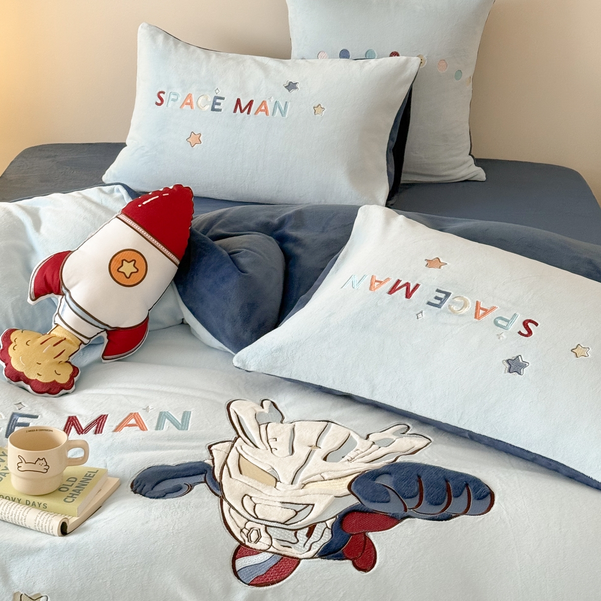 91家纺网 家纺一手货源 找家纺 （总）西西家居 2025新款全消光正宗230g牛奶绒四件套-宇宙超人