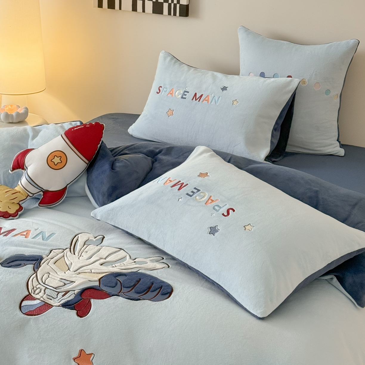 91家纺网 家纺一手货源 找家纺 （总）西西家居 2025新款全消光正宗230g牛奶绒四件套-宇宙超人