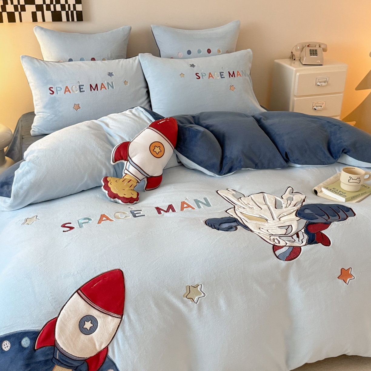 91家纺网 家纺一手货源 找家纺 （总）西西家居 2025新款全消光正宗230g牛奶绒四件套-宇宙超人