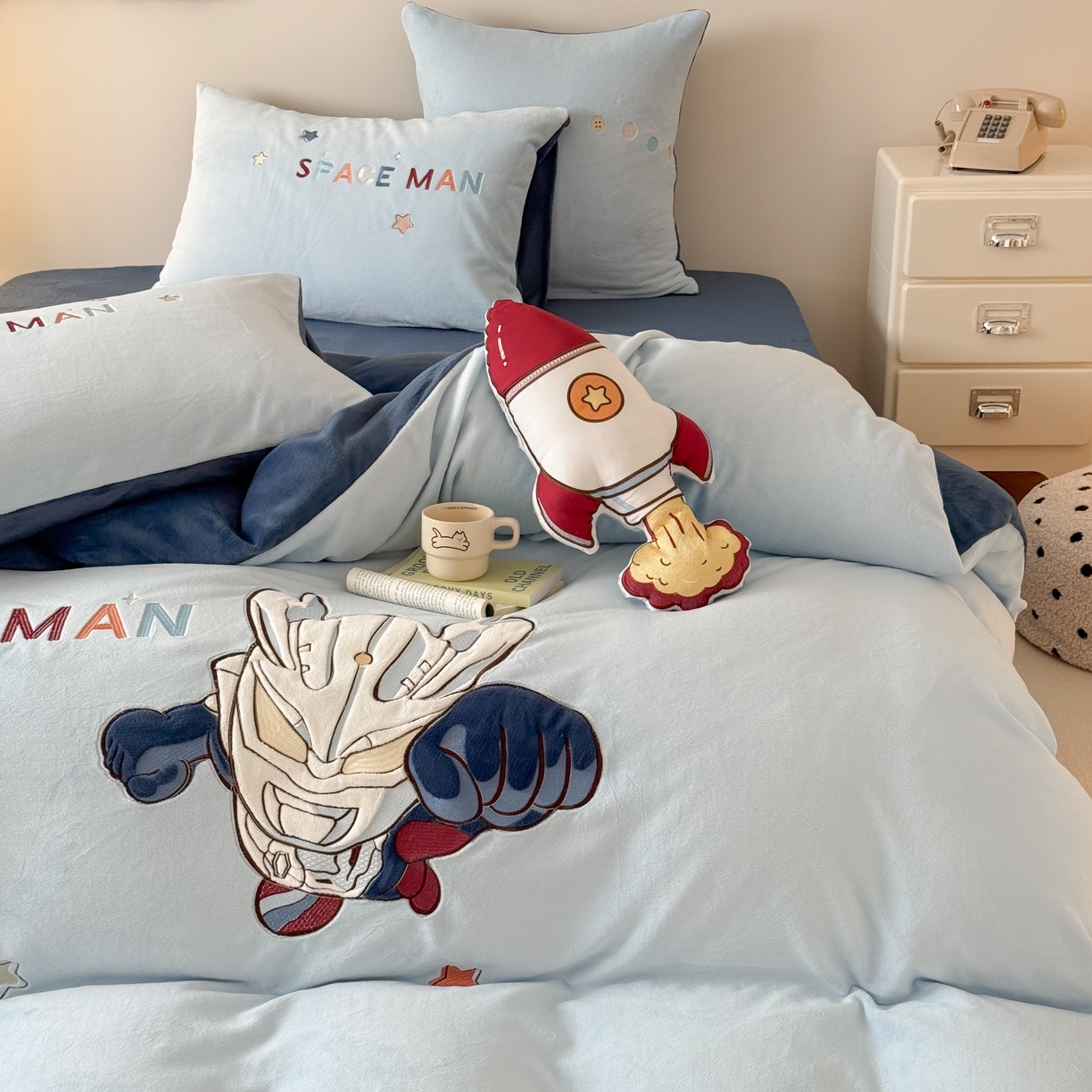 91家纺网 家纺一手货源 找家纺 （总）西西家居 2025新款全消光正宗230g牛奶绒四件套-宇宙超人