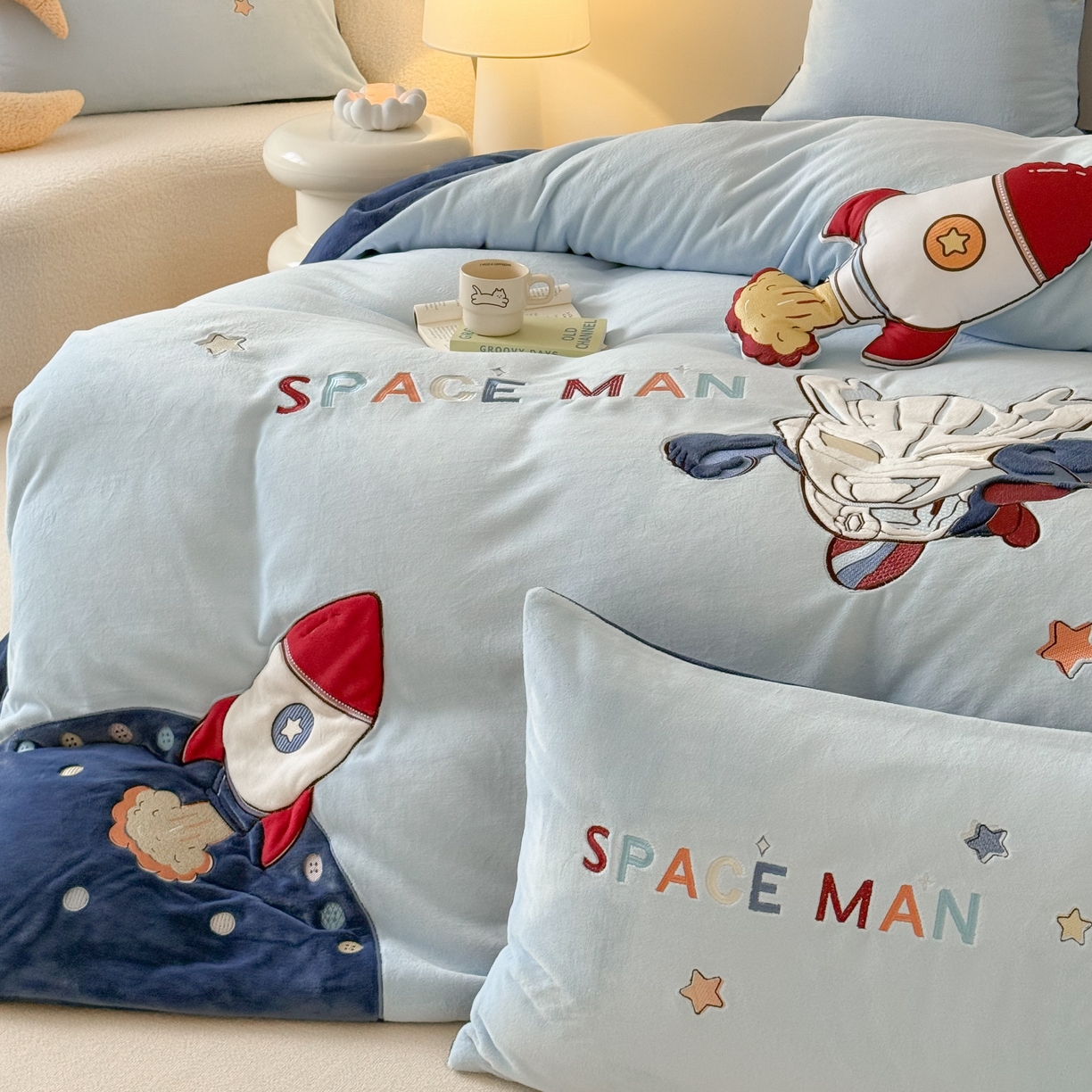 91家纺网 家纺一手货源 找家纺 （总）西西家居 2025新款全消光正宗230g牛奶绒四件套-宇宙超人