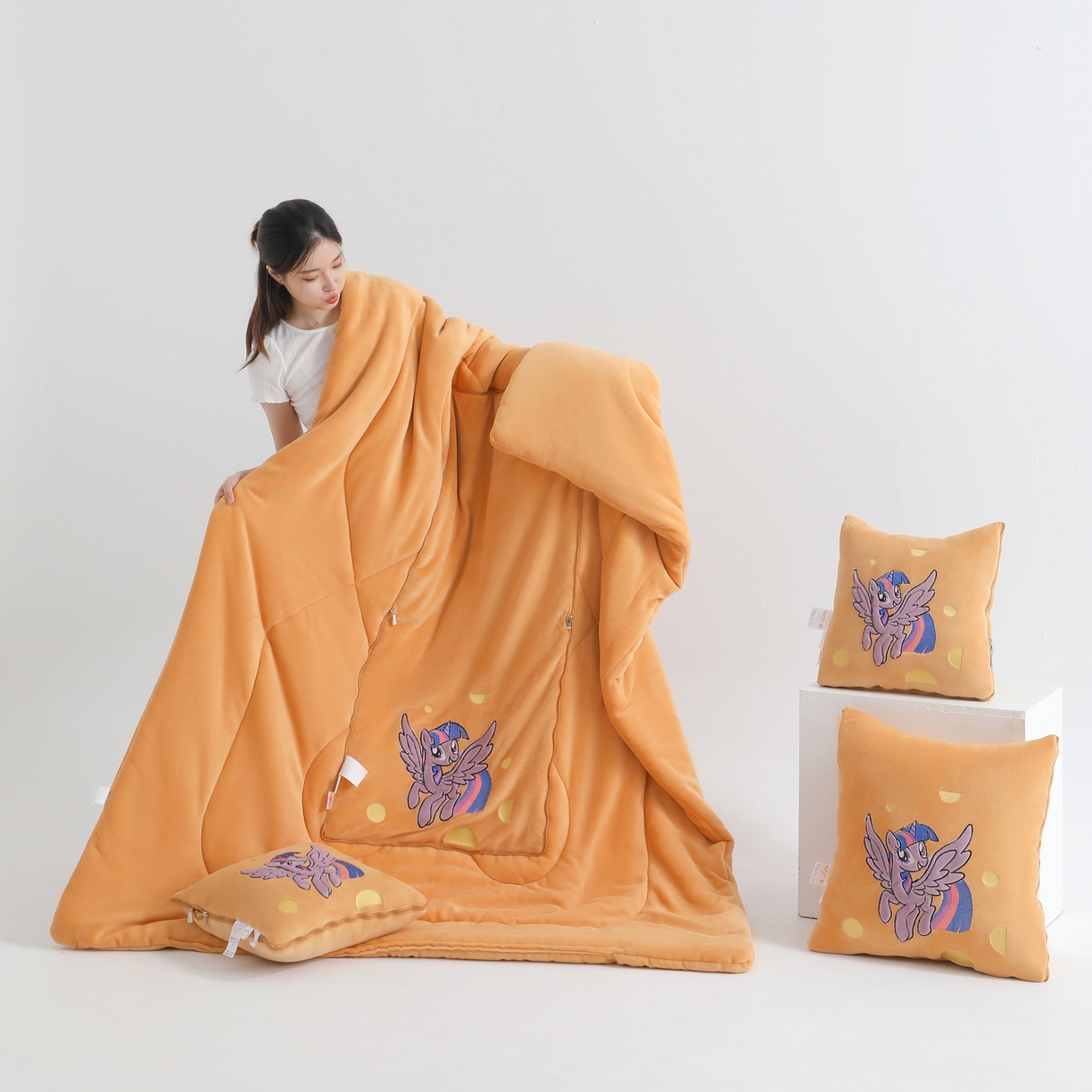 91家纺网 家纺一手货源 找家纺 照世家纺 2025新款小马宝莉抗菌棉抱枕被（低于零售价的链接 一经发现直接投诉下架 感谢大家的支持 控价是优惠券后不能低于40的89,45的109,50的139） 紫悦-橙色