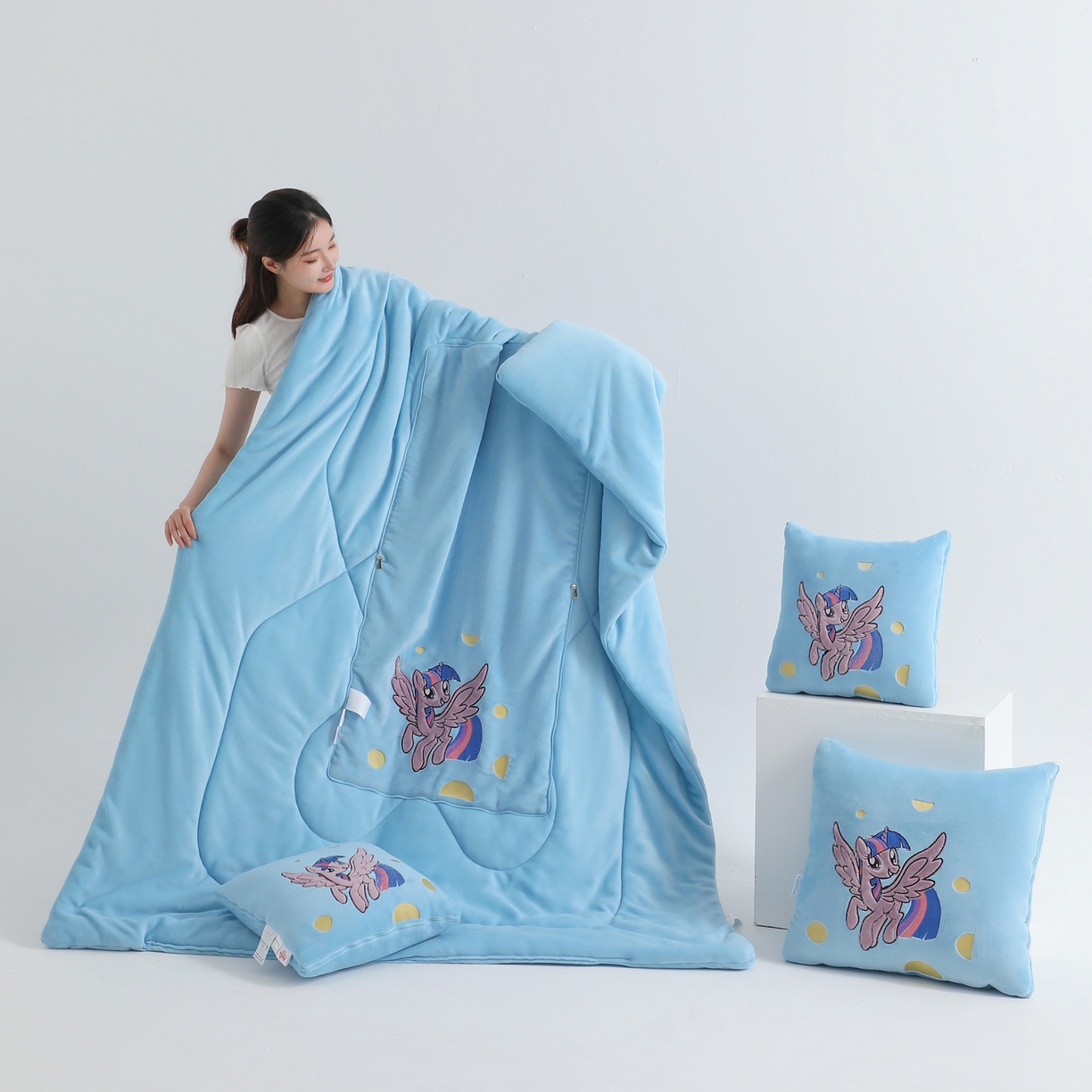 91家纺网 家纺一手货源 找家纺 照世家纺 2025新款小马宝莉抗菌棉抱枕被（低于零售价的链接 一经发现直接投诉下架 感谢大家的支持 控价是优惠券后不能低于40的89,45的109,50的139） 紫悦-蓝色