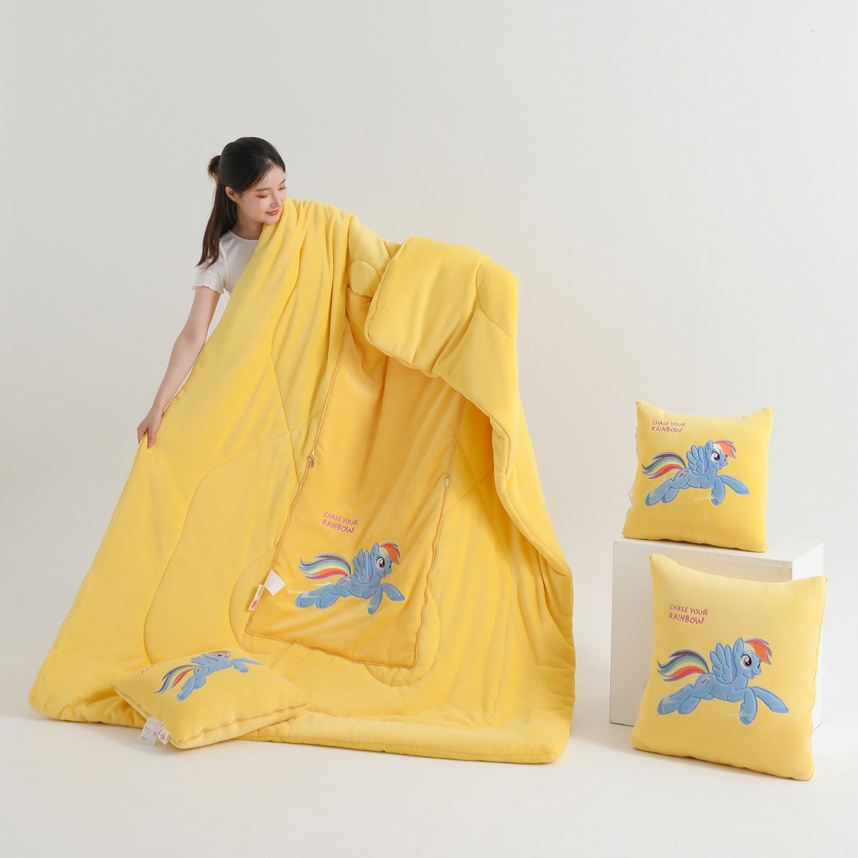 91家纺网 家纺一手货源 找家纺 照世家纺 2025新款小马宝莉抗菌棉抱枕被（低于零售价的链接 一经发现直接投诉下架 感谢大家的支持 控价是优惠券后不能低于40的89,45的109,50的139） 云宝-黄色