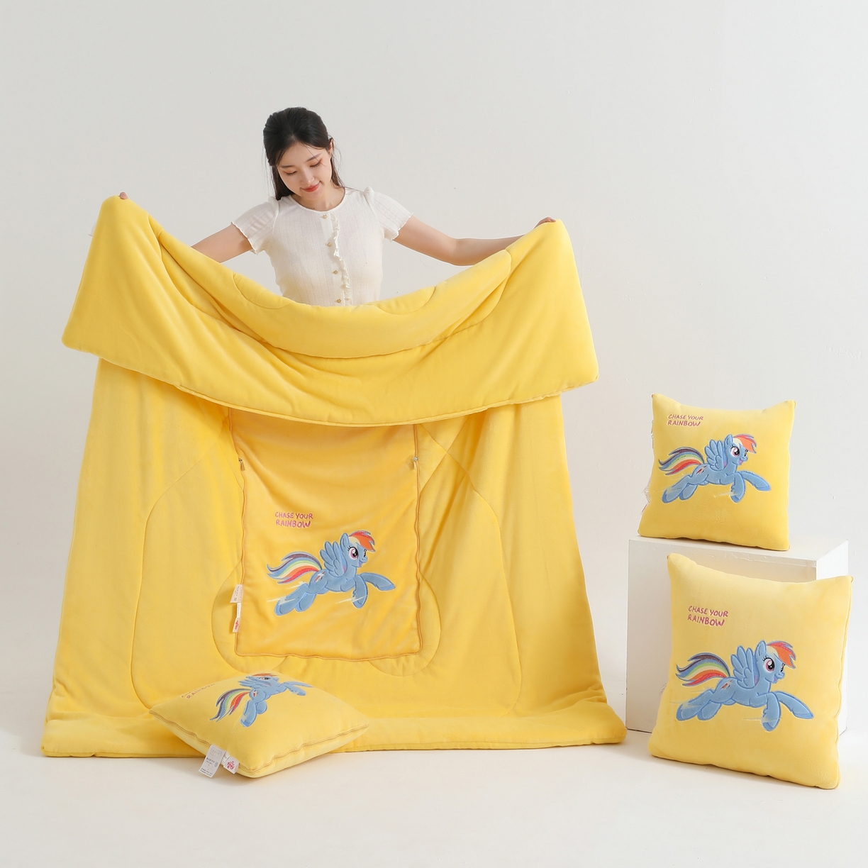 91家纺网 家纺一手货源 找家纺 照世家纺 2025新款小马宝莉抗菌棉抱枕被（低于零售价的链接 一经发现直接投诉下架 感谢大家的支持 控价是优惠券后不能低于40的89,45的109,50的139） 云宝-黄色