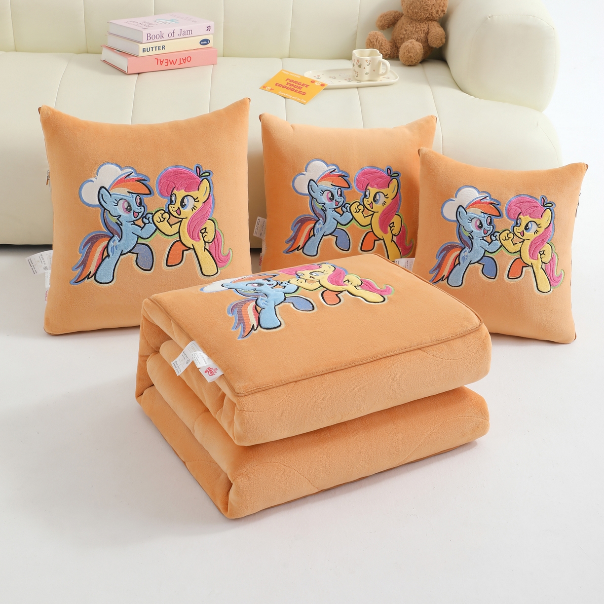 91家纺网 家纺一手货源 找家纺 照世家纺 2025春夏新款全棉纯棉印花A类抱枕被 遇见小萌 45x45展开120x160