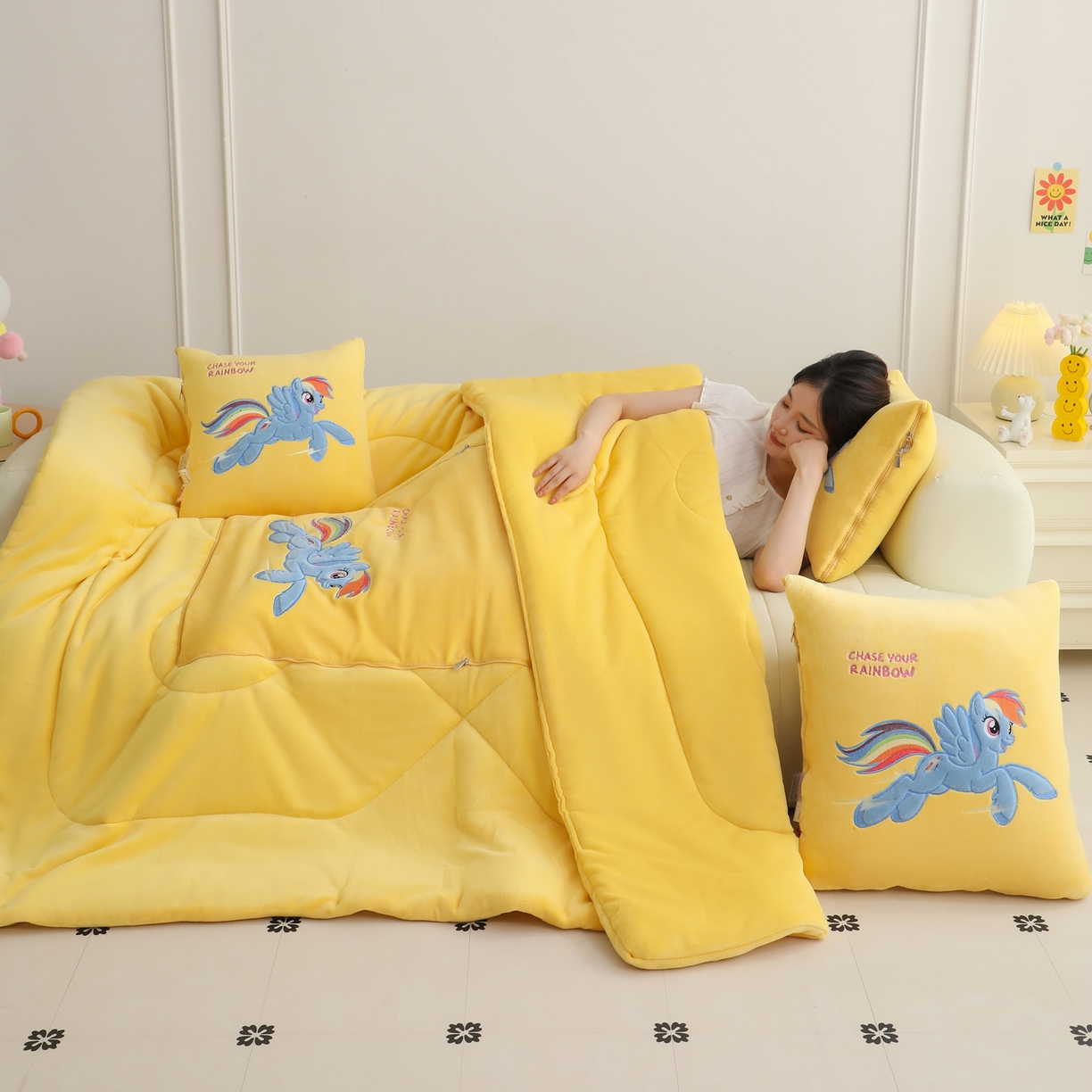 91家纺网 家纺一手货源 找家纺 照世家纺 2025新款小马宝莉抗菌棉抱枕被（低于零售价的链接 一经发现直接投诉下架 感谢大家的支持 控价是优惠券后不能低于40的89,45的109,50的139） 云宝-黄色