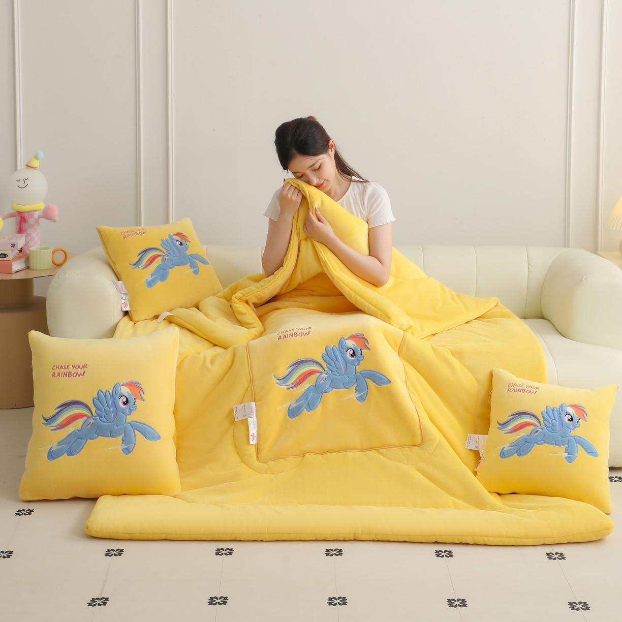 91家纺网 家纺一手货源 找家纺 照世家纺 2025新款小马宝莉抗菌棉抱枕被（低于零售价的链接 一经发现直接投诉下架 感谢大家的支持 控价是优惠券后不能低于40的89,45的109,50的139） 云宝-黄色