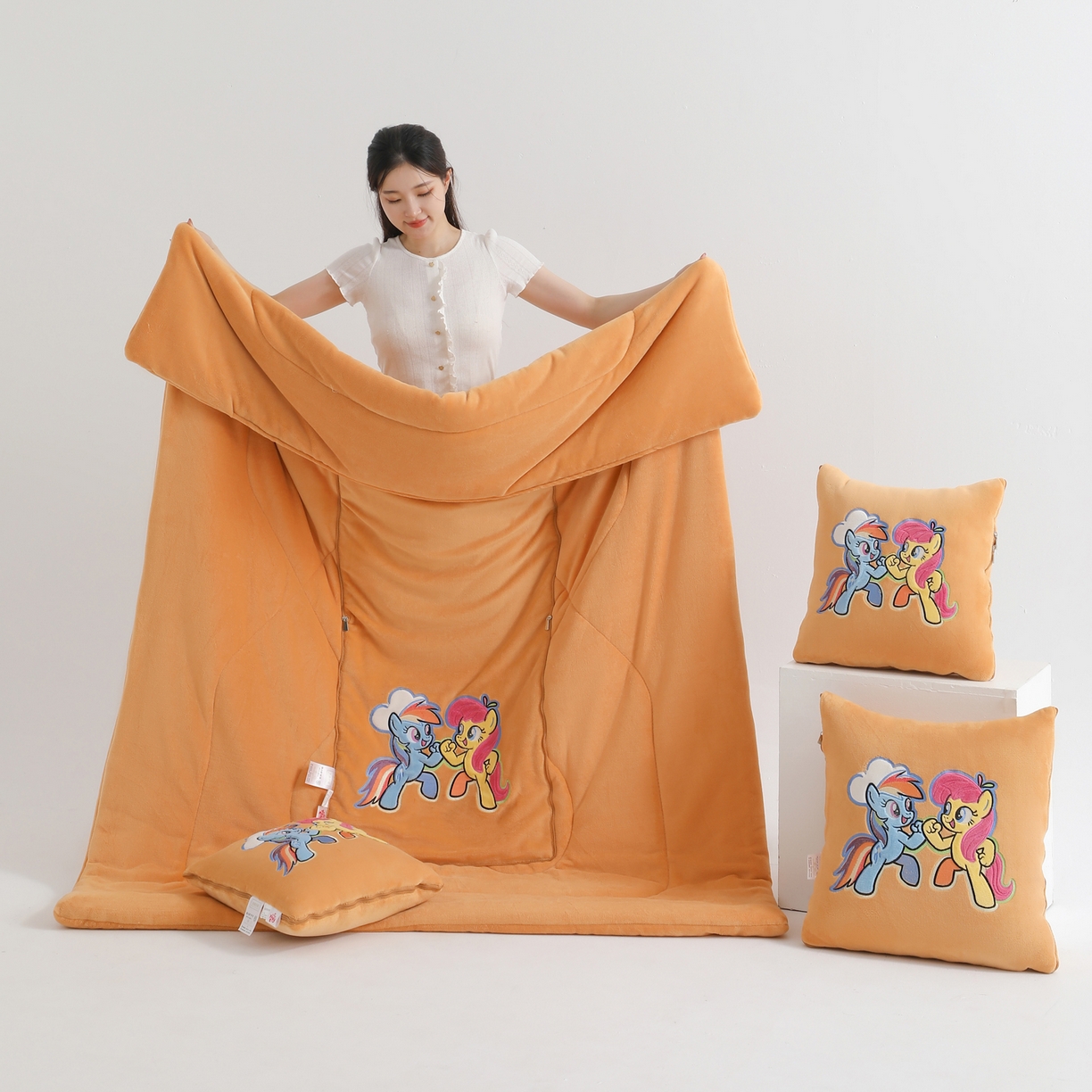 91家纺网 家纺一手货源 找家纺 照世家纺 2025新款小马宝莉抗菌棉抱枕被（低于零售价的链接 一经发现直接投诉下架 感谢大家的支持 控价是优惠券后不能低于40的89,45的109,50的139） 黛西&嘉儿-橙色