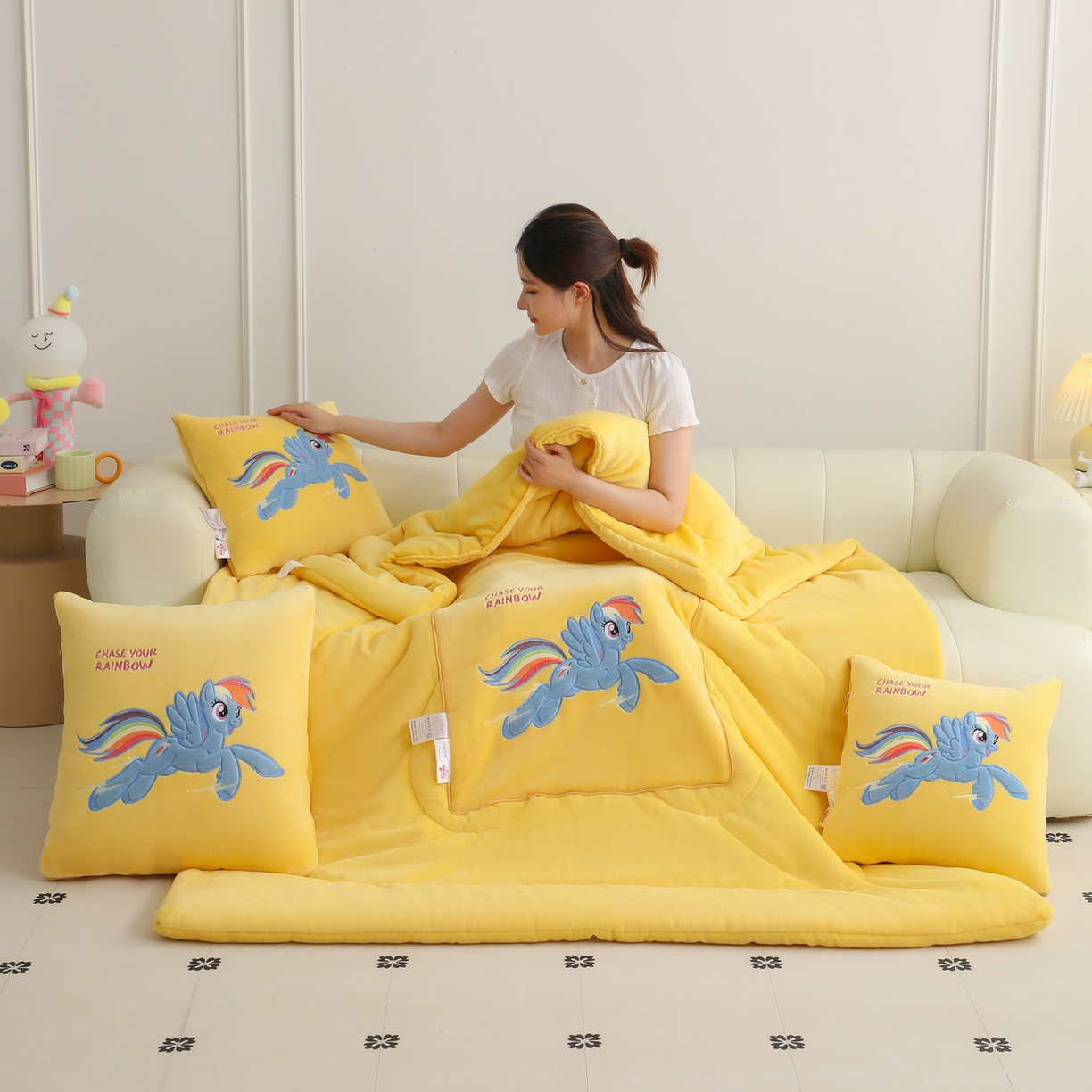 91家纺网 家纺一手货源 找家纺 照世家纺 2025新款小马宝莉抗菌棉抱枕被（低于零售价的链接 一经发现直接投诉下架 感谢大家的支持 控价是优惠券后不能低于40的89,45的109,50的139） 云宝-黄色