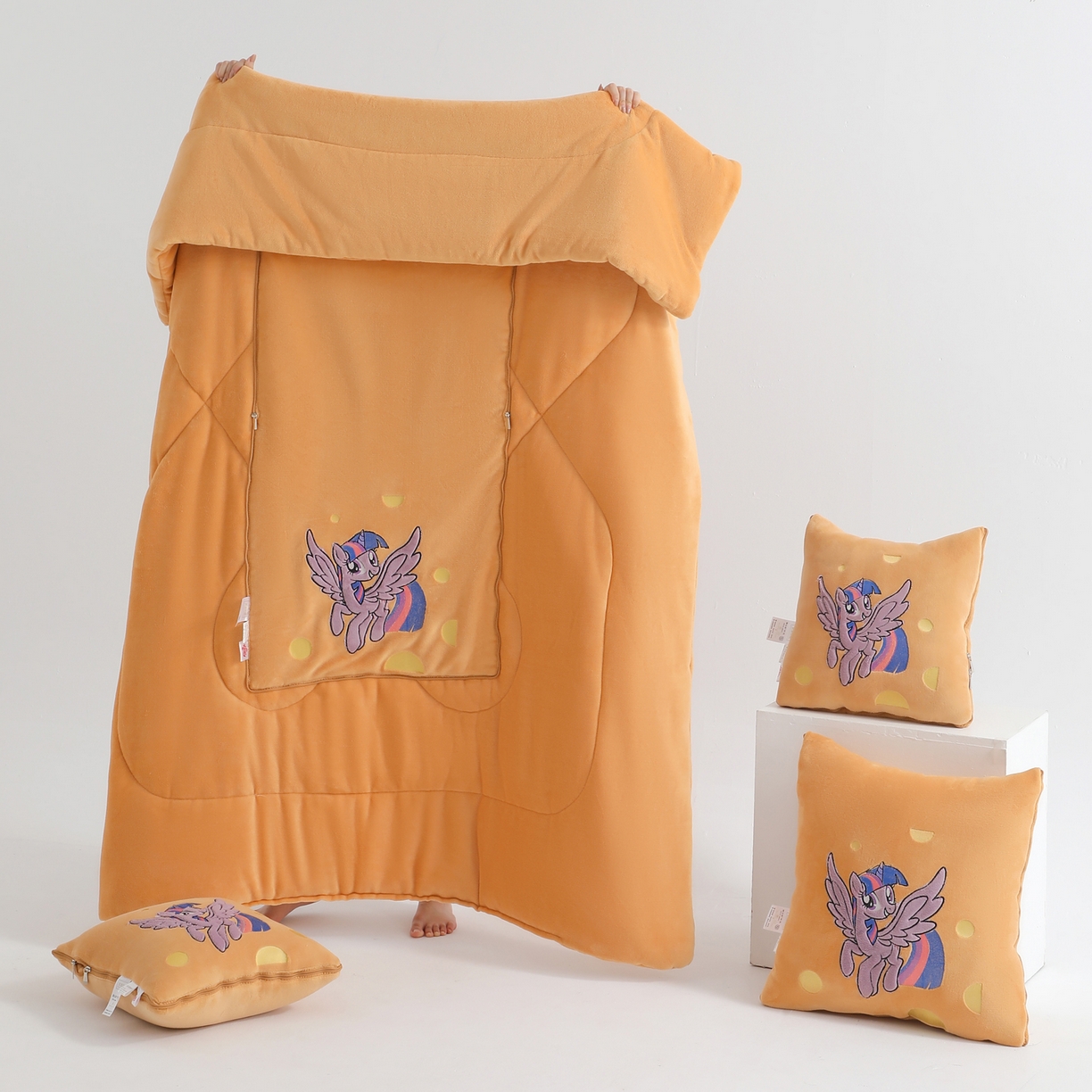 91家纺网 家纺一手货源 找家纺 照世家纺 2025新款小马宝莉抗菌棉抱枕被（低于零售价的链接 一经发现直接投诉下架 感谢大家的支持 控价是优惠券后不能低于40的89,45的109,50的139） 紫悦-橙色