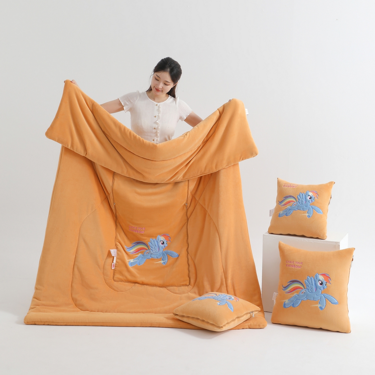 91家纺网 家纺一手货源 找家纺 照世家纺 2025新款小马宝莉抗菌棉抱枕被（低于零售价的链接 一经发现直接投诉下架 感谢大家的支持 控价是优惠券后不能低于40的89,45的109,50的139） 云宝-橙色