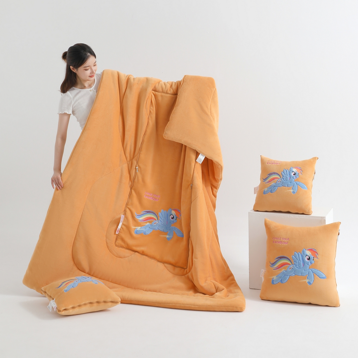 91家纺网 家纺一手货源 找家纺 照世家纺 2025新款小马宝莉抗菌棉抱枕被（低于零售价的链接 一经发现直接投诉下架 感谢大家的支持 控价是优惠券后不能低于40的89,45的109,50的139） 云宝-橙色