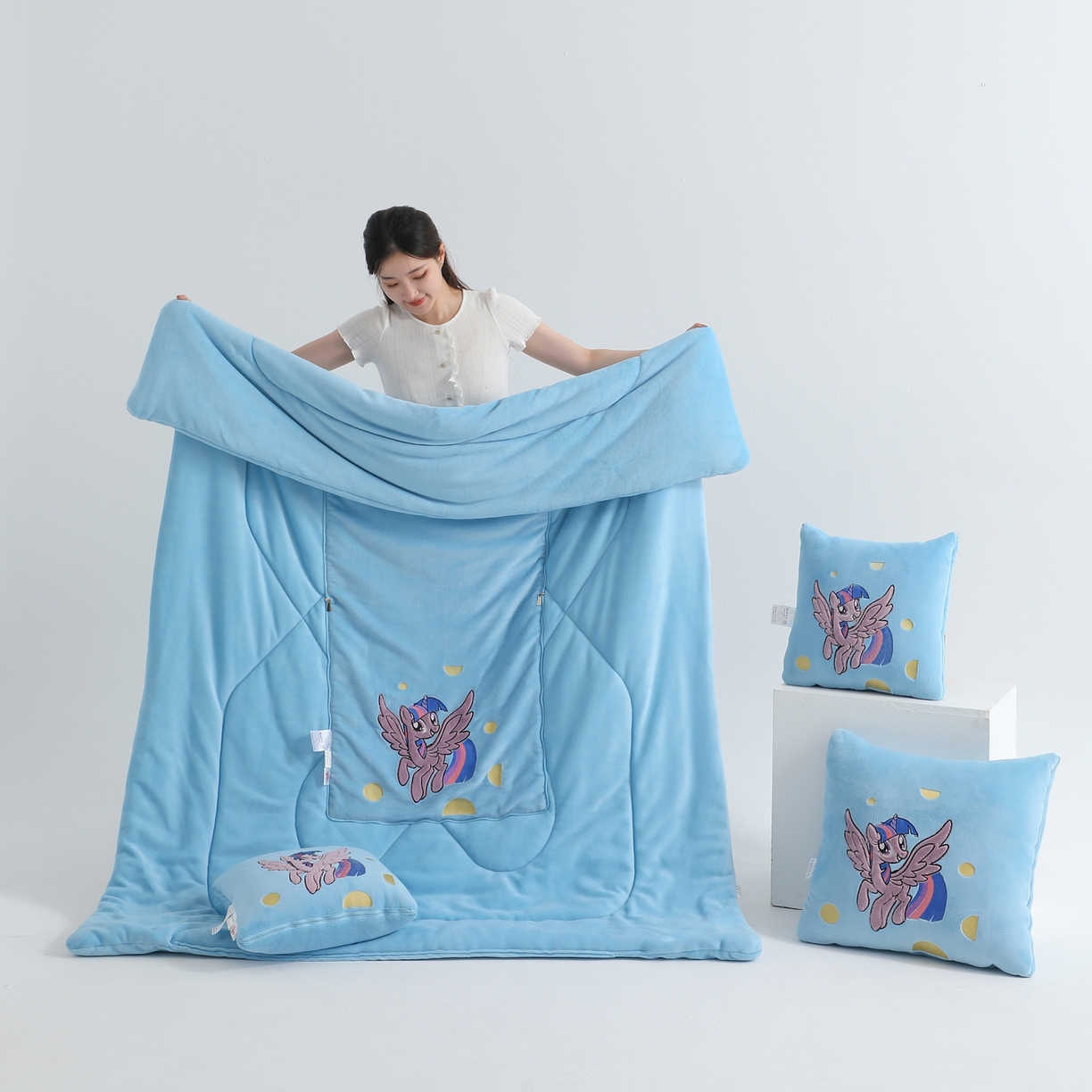 91家纺网 家纺一手货源 找家纺 照世家纺 2025新款小马宝莉抗菌棉抱枕被（低于零售价的链接 一经发现直接投诉下架 感谢大家的支持 控价是优惠券后不能低于40的89,45的109,50的139） 紫悦-蓝色