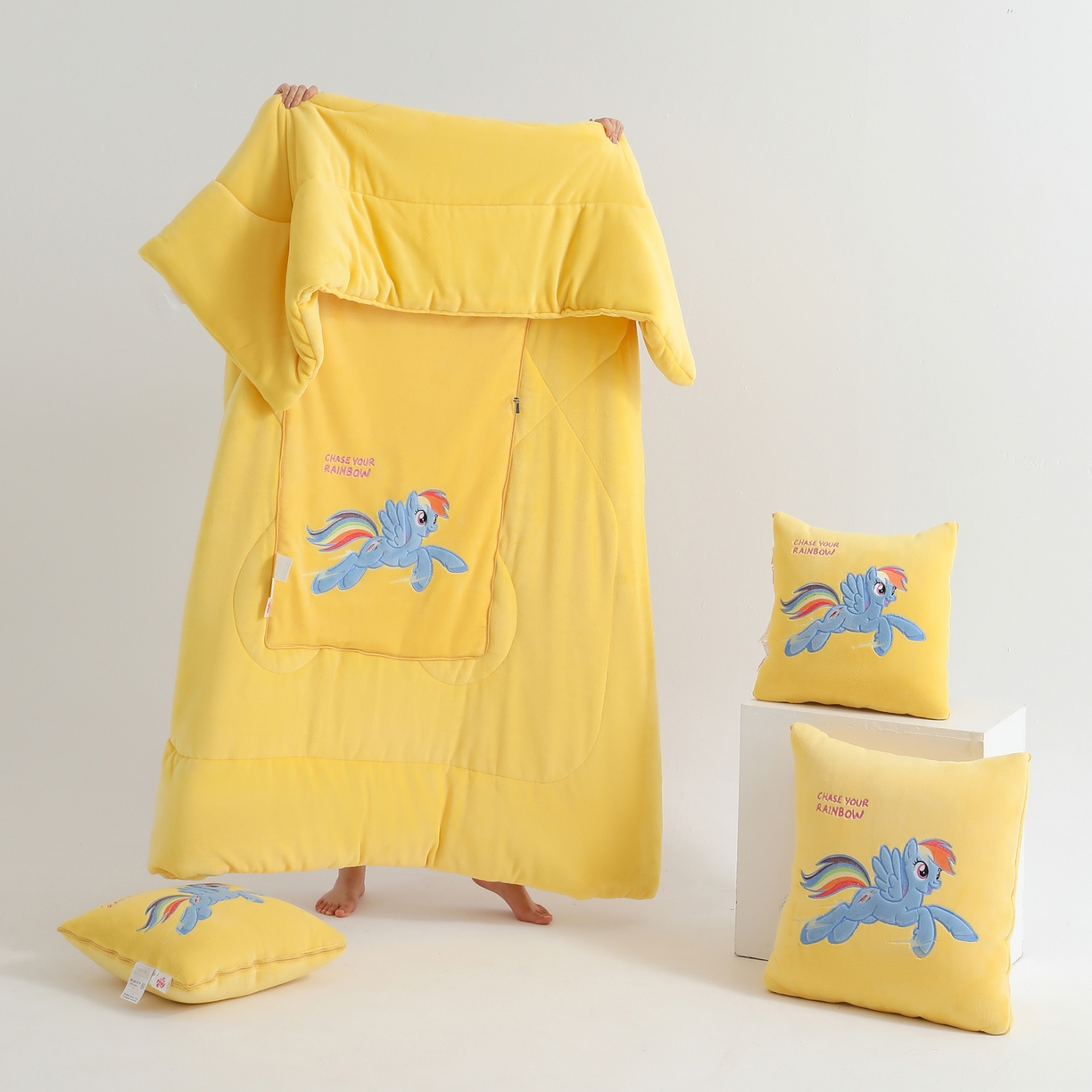 91家纺网 家纺一手货源 找家纺 照世家纺 2025新款小马宝莉抗菌棉抱枕被（低于零售价的链接 一经发现直接投诉下架 感谢大家的支持 控价是优惠券后不能低于40的89,45的109,50的139） 云宝-黄色