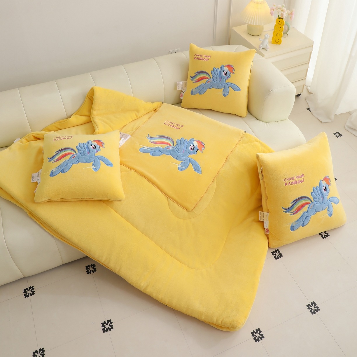 91家纺网 家纺一手货源 找家纺 照世家纺 2025新款小马宝莉抗菌棉抱枕被（低于零售价的链接 一经发现直接投诉下架 感谢大家的支持 控价是优惠券后不能低于40的89,45的109,50的139） 云宝-黄色