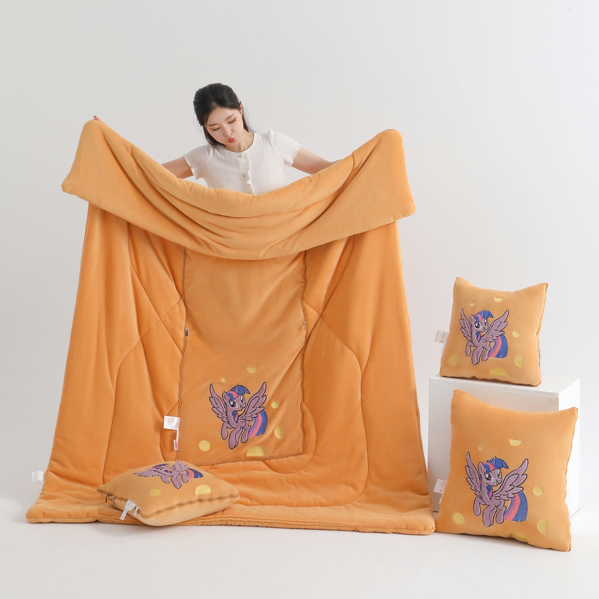 91家纺网 家纺一手货源 找家纺 照世家纺 2025新款小马宝莉抗菌棉抱枕被（低于零售价的链接 一经发现直接投诉下架 感谢大家的支持 控价是优惠券后不能低于40的89,45的109,50的139） 紫悦-橙色