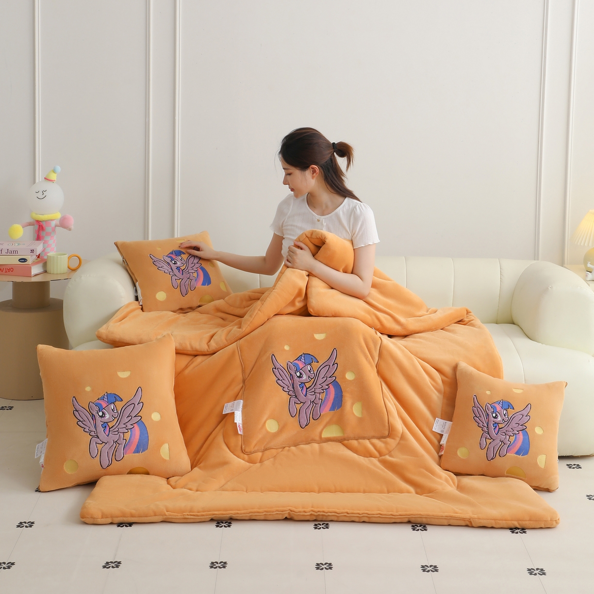 91家纺网 家纺一手货源 找家纺 照世家纺 2025新款小马宝莉抗菌棉抱枕被（低于零售价的链接 一经发现直接投诉下架 感谢大家的支持 控价是优惠券后不能低于40的89,45的109,50的139） 紫悦-橙色